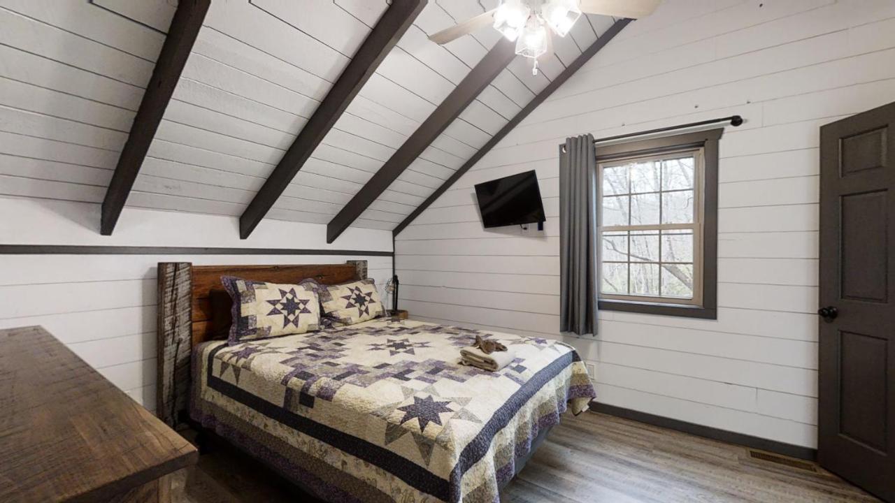 Bigfoots Hideaway Cabin Гатлінбург Екстер'єр фото